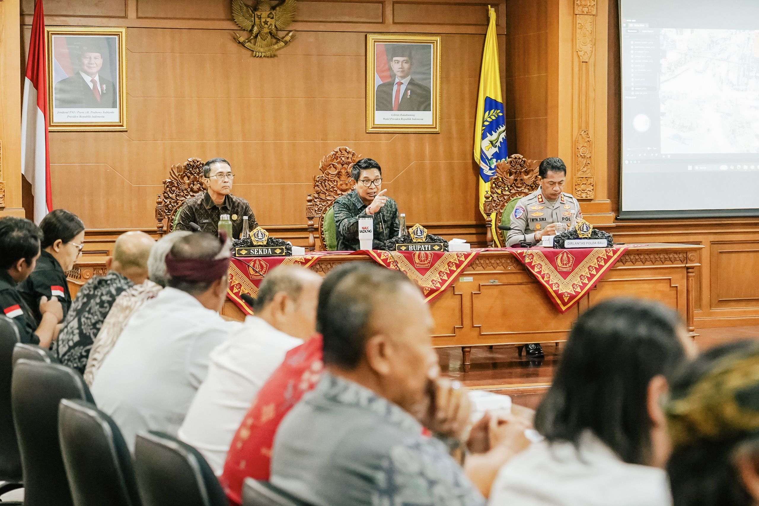 Cari solusi terbaik uji coba rekayasa arus lalin, Bupati Badung Adi Arnawa berdialog dengan tokoh masyarakat